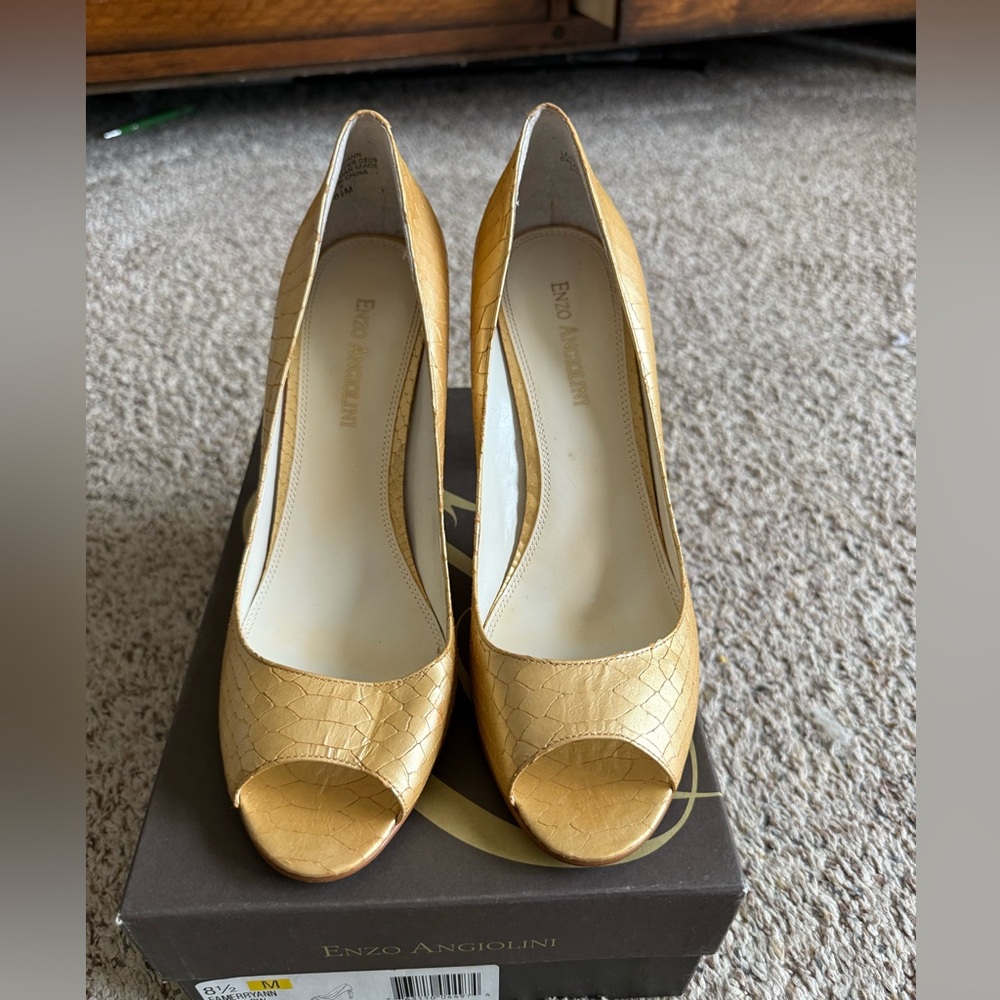 Enzo Angiolini - peep toe gold heel- light snakeskin texture